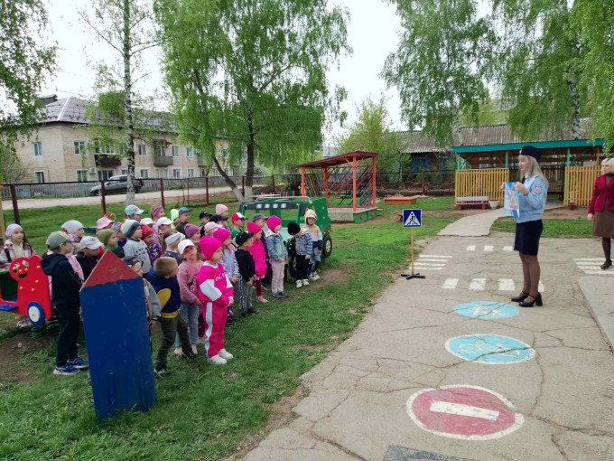 Правила дорожного движения для юных пешеходов Правила дорожного движения для юных пешеходов.
